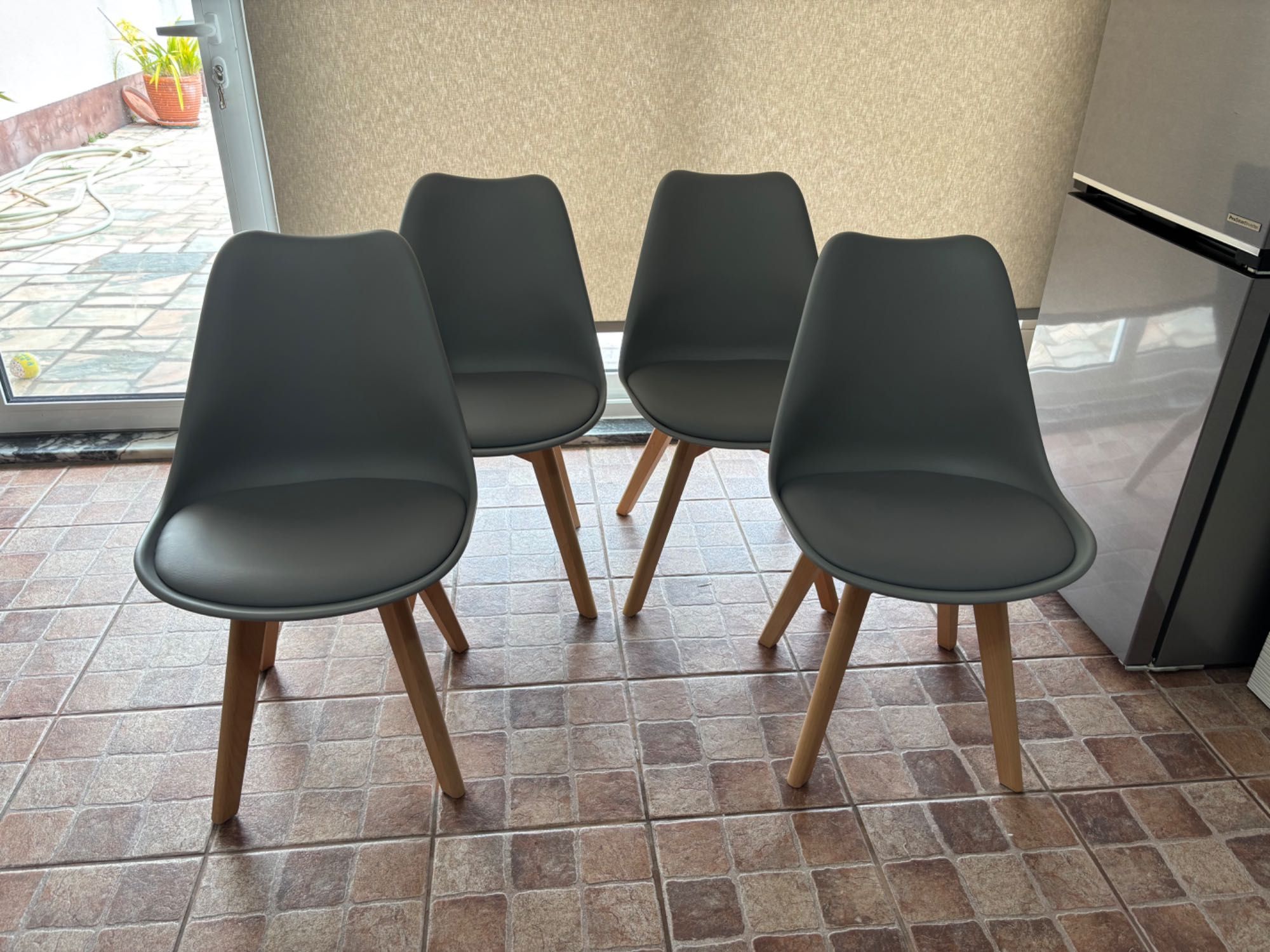 Vendo mesa e cadeiras
