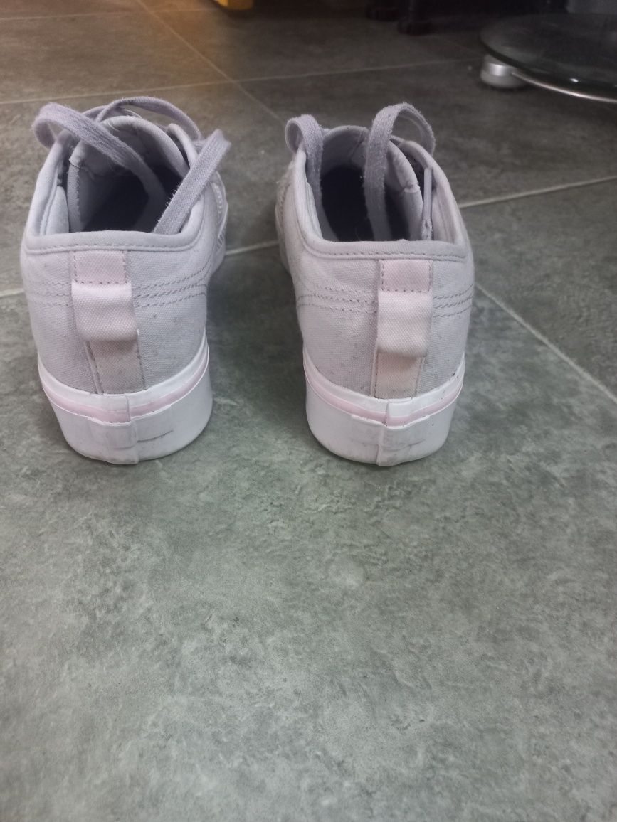 Кеди adidas. Дуже зручні та стильні. Практично у новому стані,.