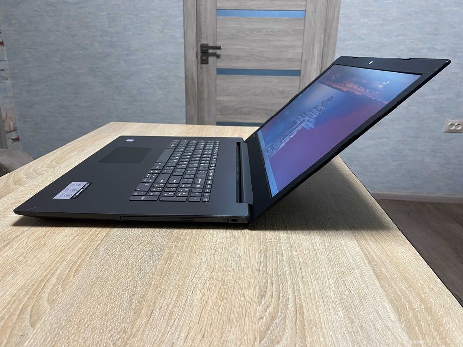 Lenovo ideapad 330-17ikb,4/8 Ядер i5-8250u,RAM 12GB,SSD 256GB,17.3 США