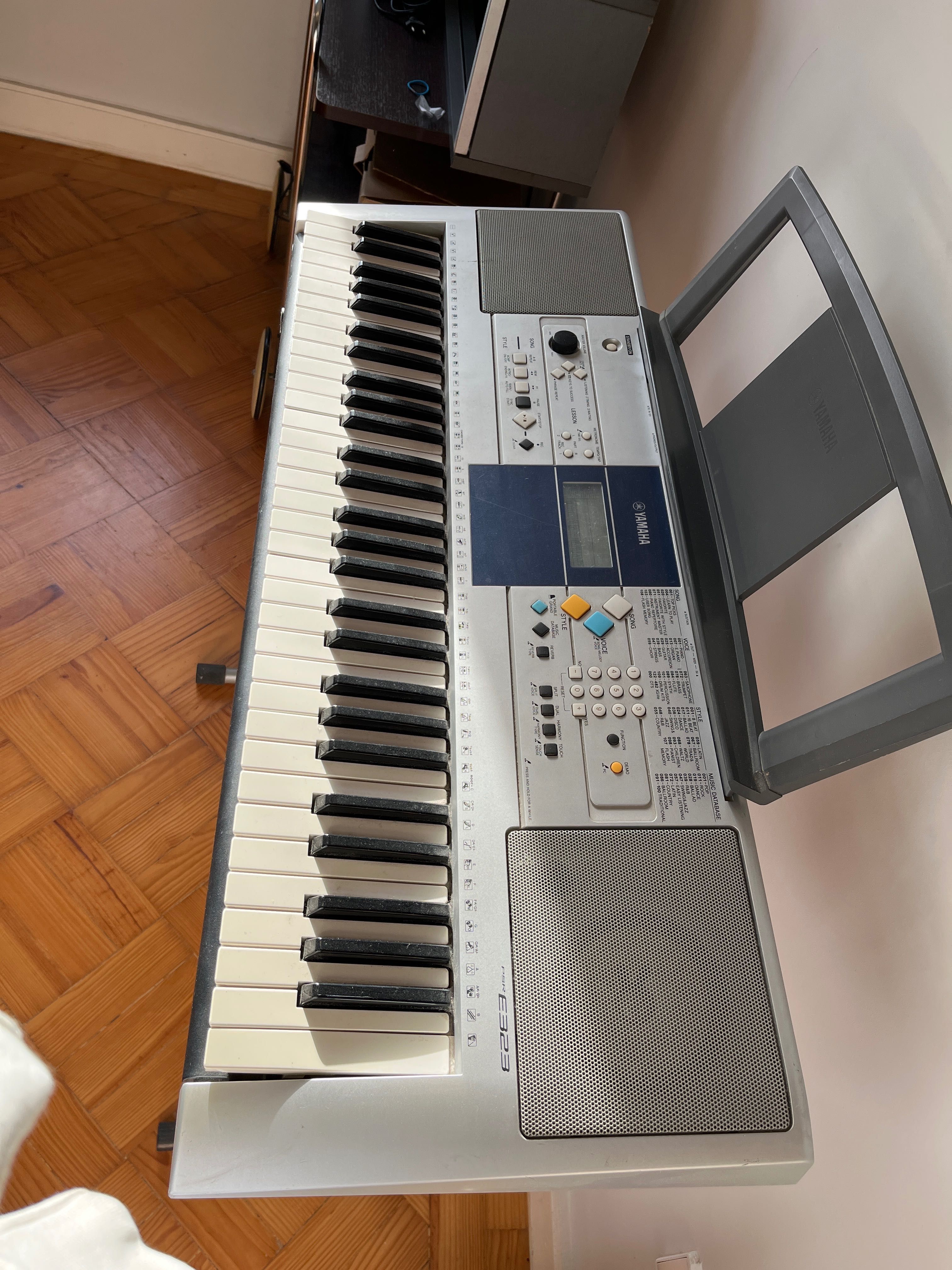 Teclado YAMAHA E323 + suporte