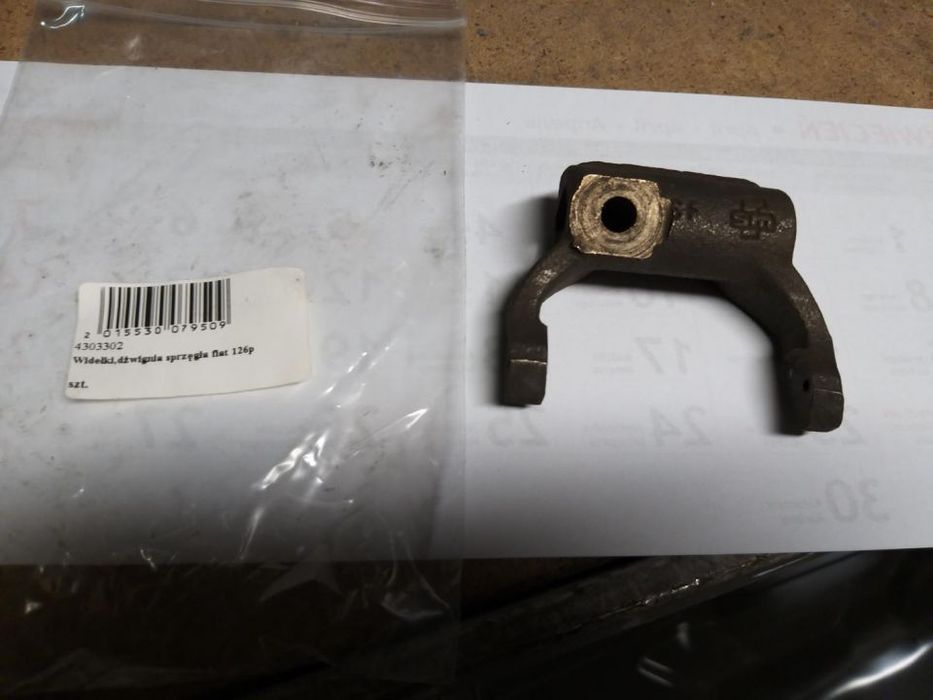 Widełkidżwignia sprzęgła fiat 126p 4303302