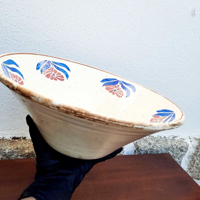 Taça em faiança portuguesa do século XIX.  Esmalte e policromada.