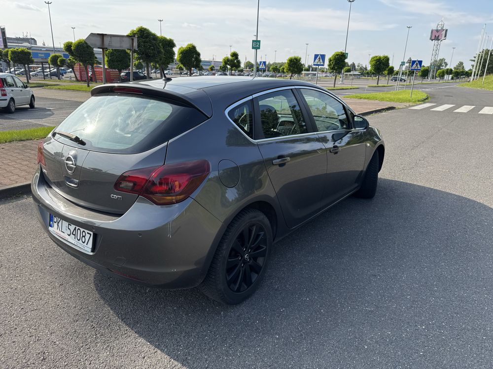 Opel Astra J 1.7 CDTi 2011 rok