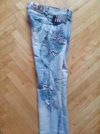 Рваные джинсы с вышивкой пайетками