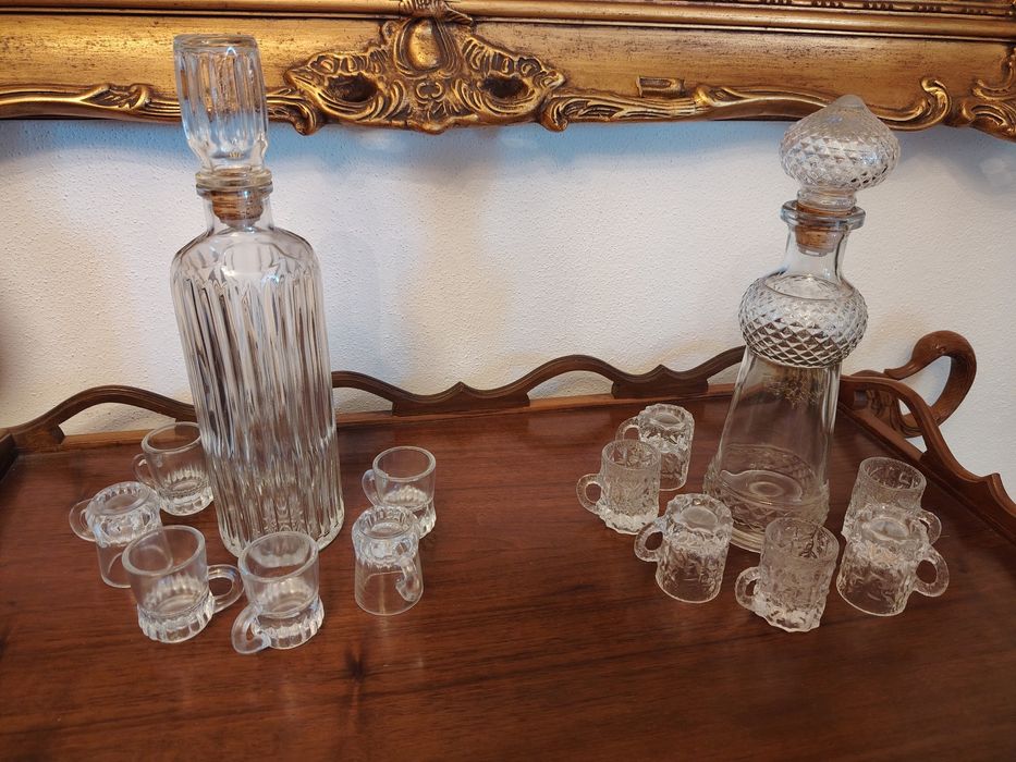 Conjunto de 2 Garrafas de Licor e 6 Copos Cada