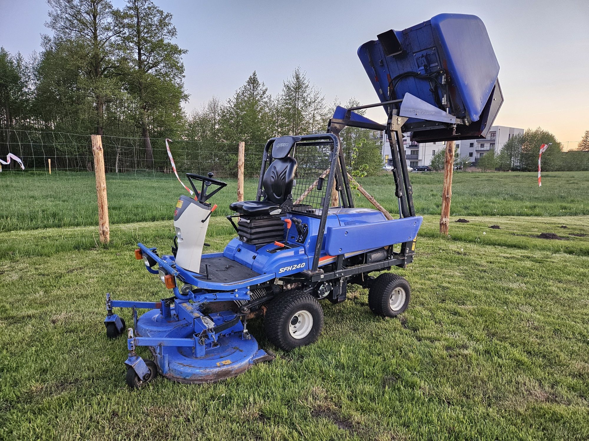 Iseki SFH240 kosiarka traktorek komunalny kosz 4WD 2014 górny wysyp