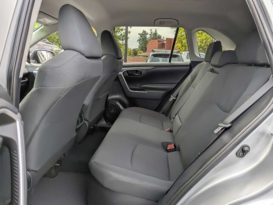 Toyota RAV4 Hybrid LE      2019