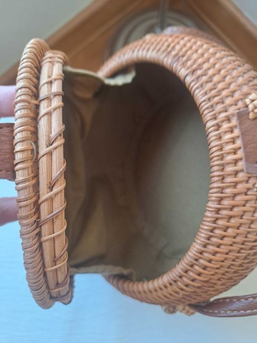 Mala baú redonda a tiracolo em palha, vime.