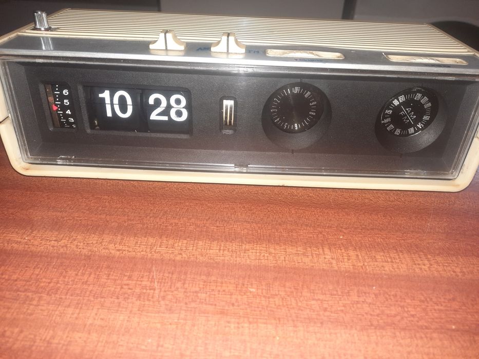 Rádio despertador e relógio, retrô da marca Auritone a funcionar. .
