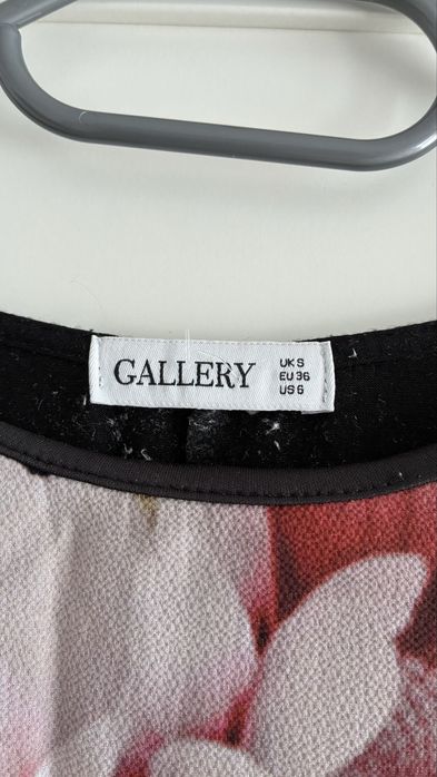 Czarna luzna koszulka z nadrukiem Gallery S/36