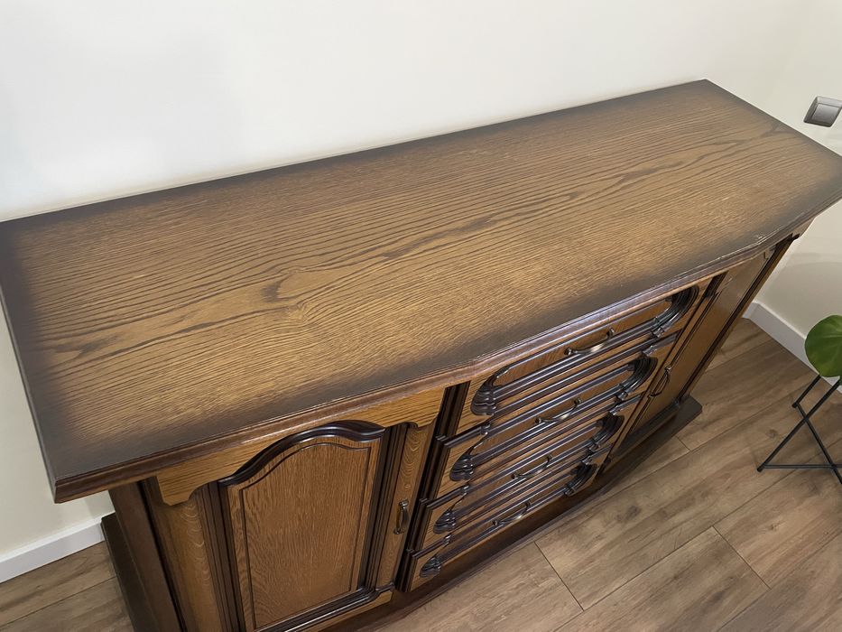 Stół dębowy z 12 krzesłami, komoda, witryna