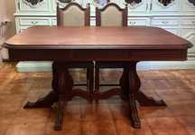 Mesa e 8 cadeiras em mogno