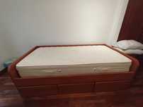 Cama e Mesa de Cabeceira Semi-Nova - Cerejeira