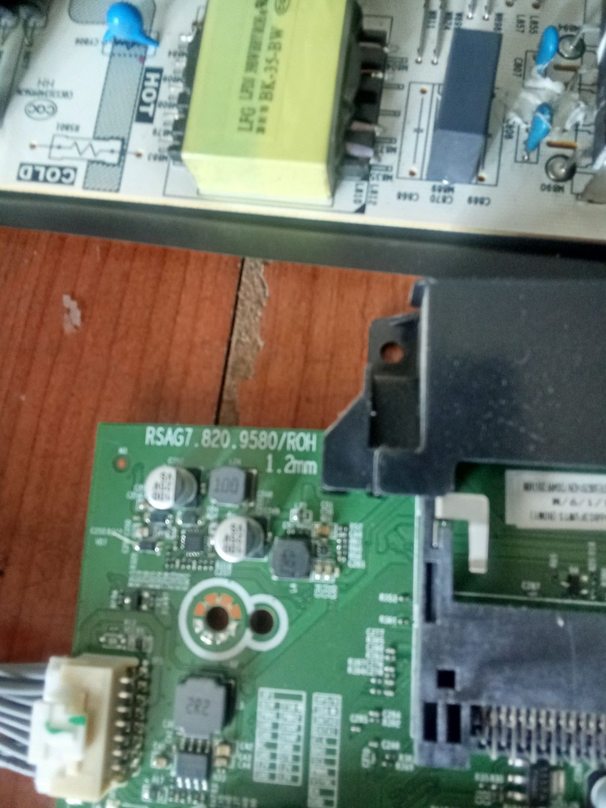 Conjunto Hisense, mainboard e fonte e acessórios - 03