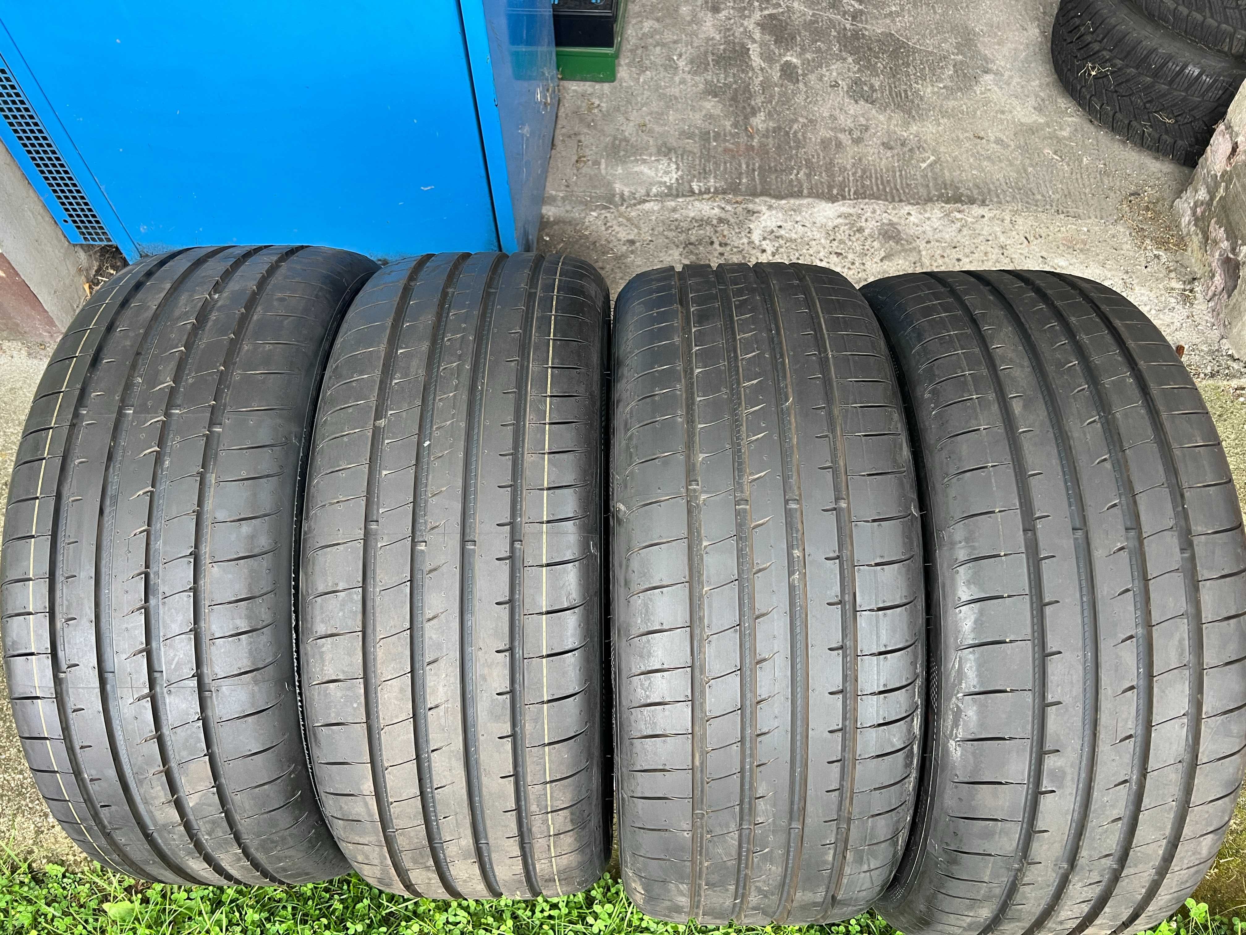 Komp. opon Goodyear 225/40R19 Demo