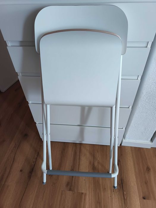 Banco alto com encosto dobrável