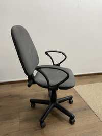 Офісне крісло сіре чорне на колесах офисное кресло
