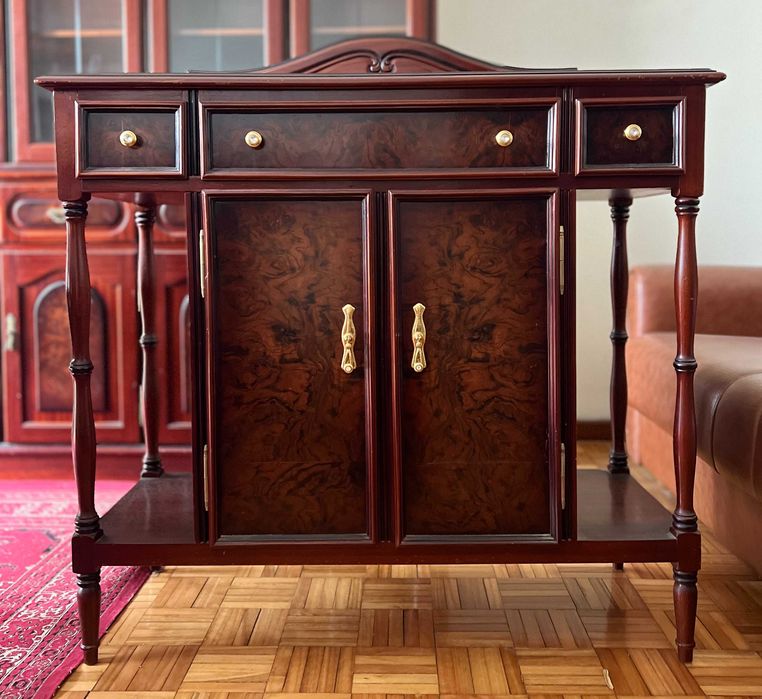 Consola em madeira de carvalho, com detalhes