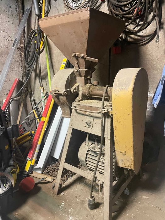 Śrutownik rolniczy SR1 WUTEH Kępno – stary, ciężki, sprawny/na części