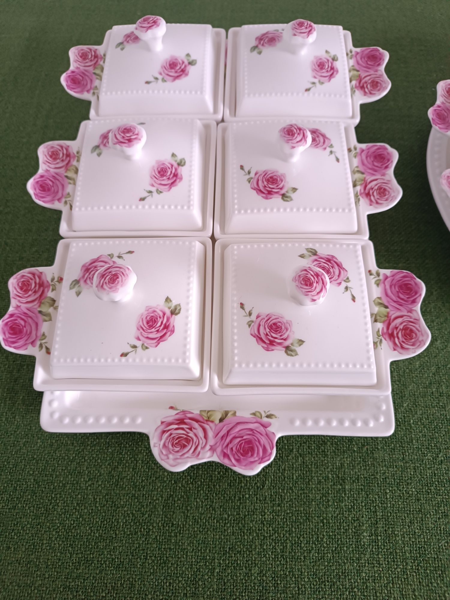 Ceramiczne pojemniki z motywem róż