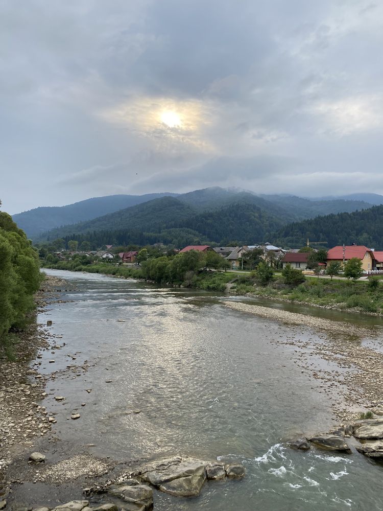 Оренда будинку в Карпатах, вид на гори та річку