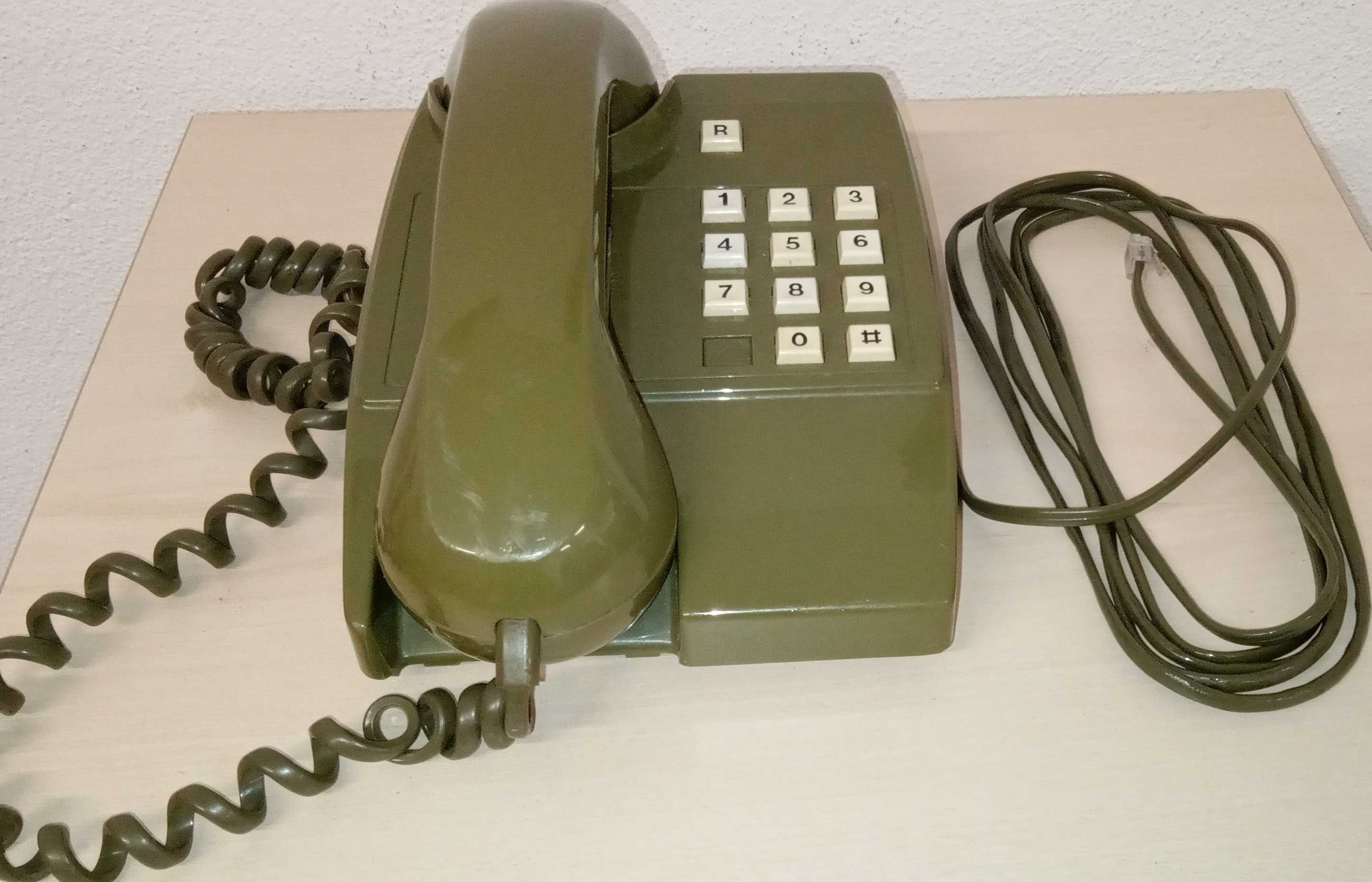 Telefone fixo , teclas , verde com ficha rita