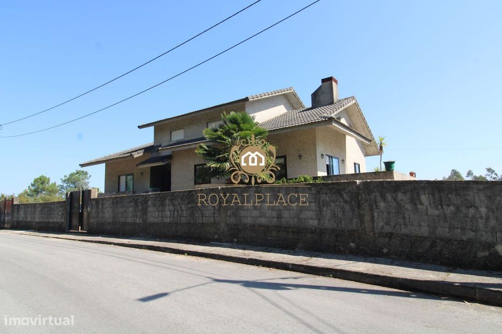 Moradia isolada com terreno em Fiães