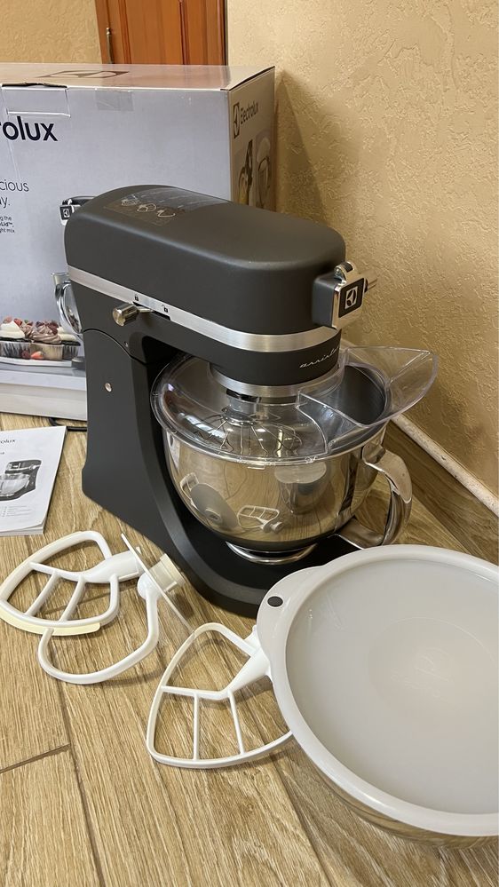 Кухонна машина міксер Electrolux EKM5540 електролюкс 5540