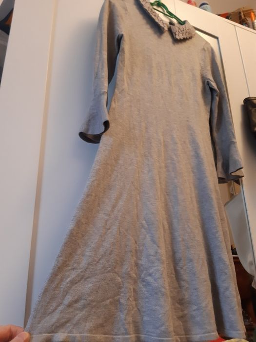 Śliczna szara sweterkowa sukienka z kołnierzykiem