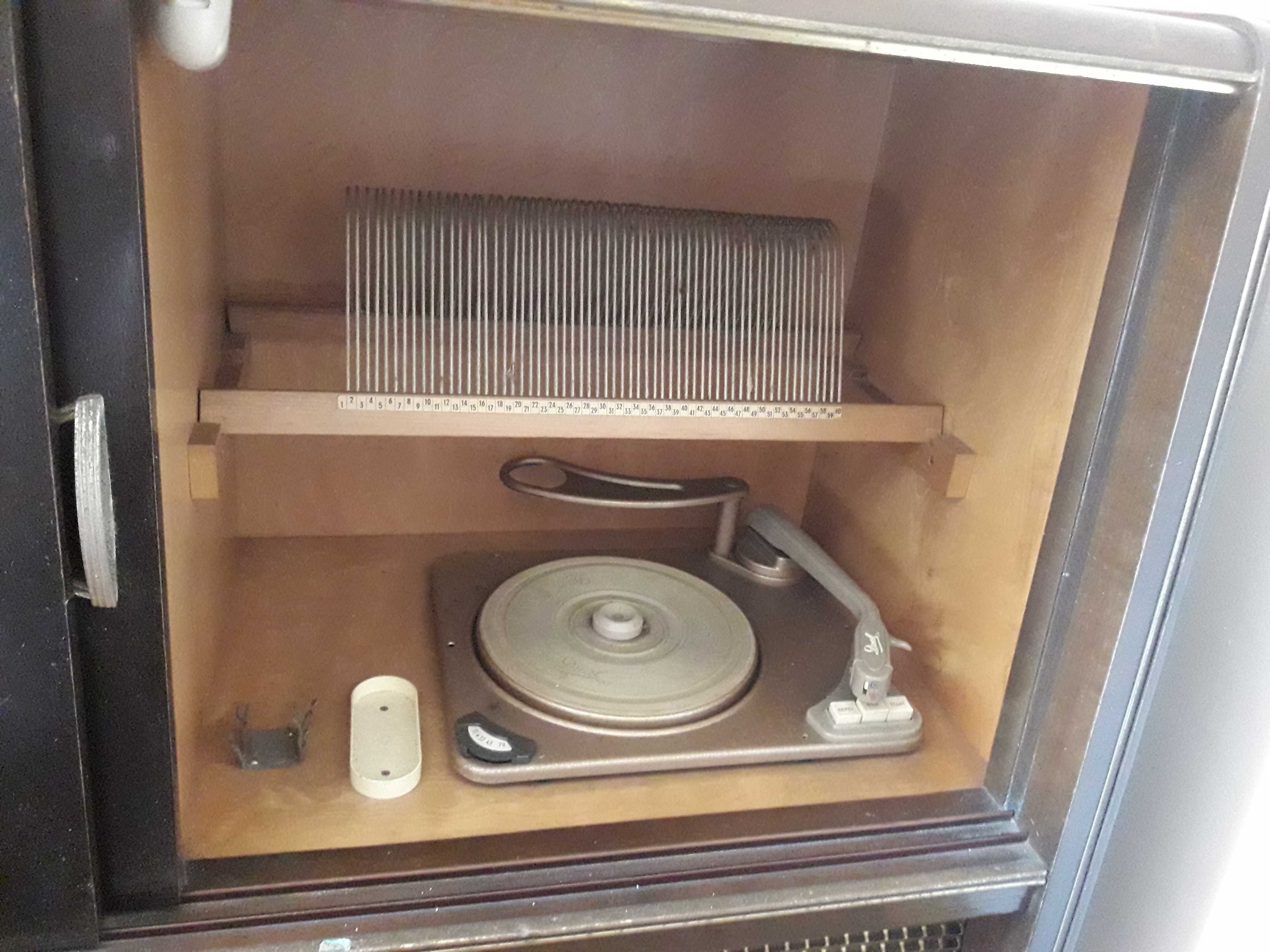 Móvel Vintage com Rádio e Gira discos