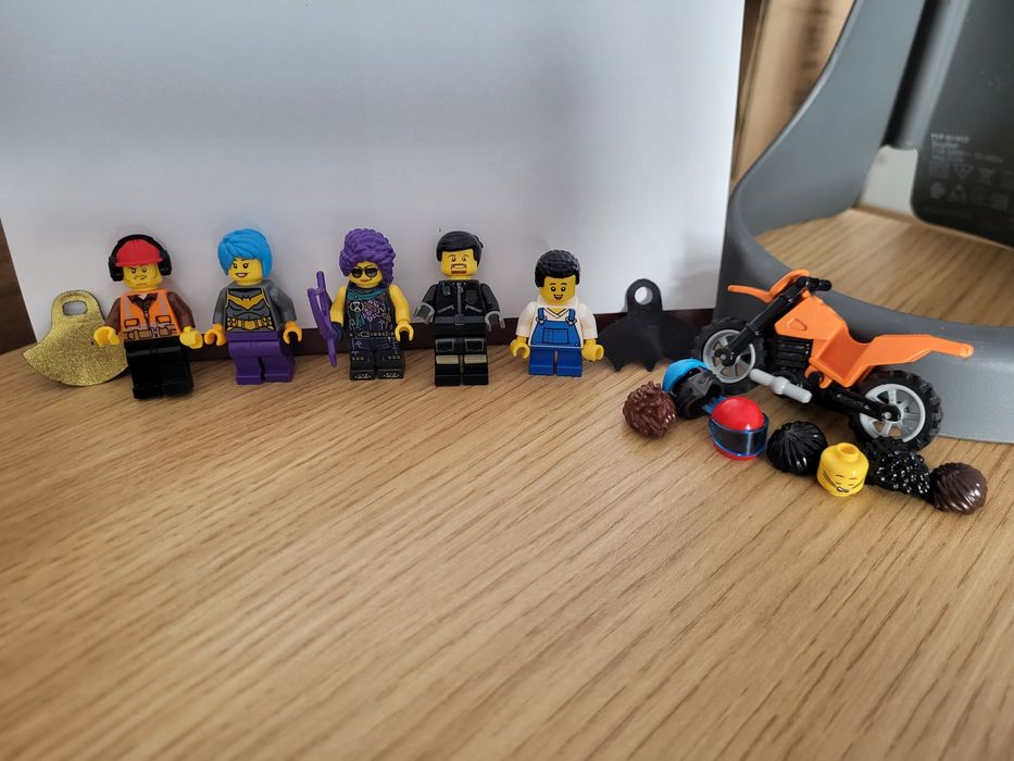LEGO mini figurki + motor + części