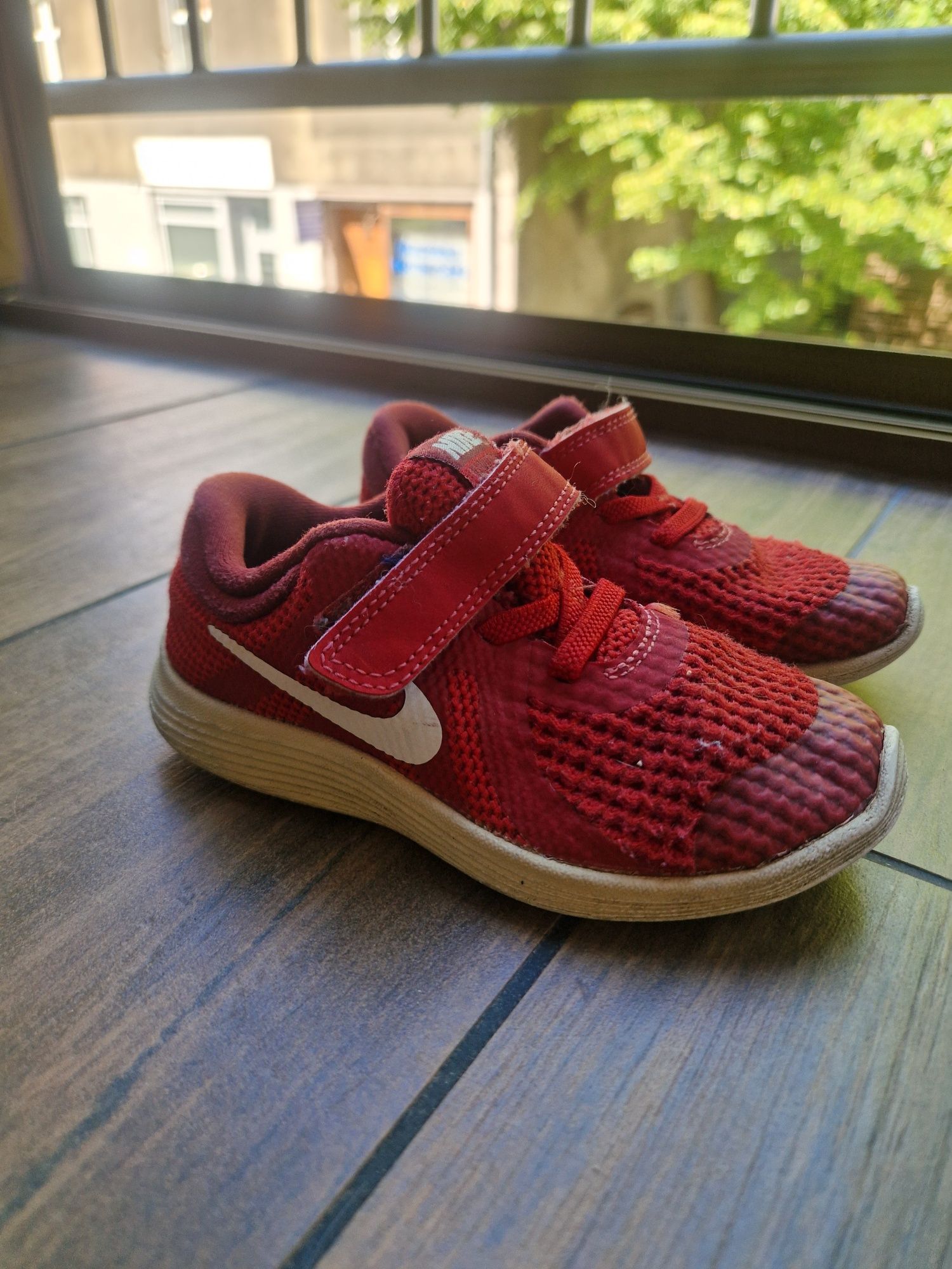 Czerwone Nike dzieciece