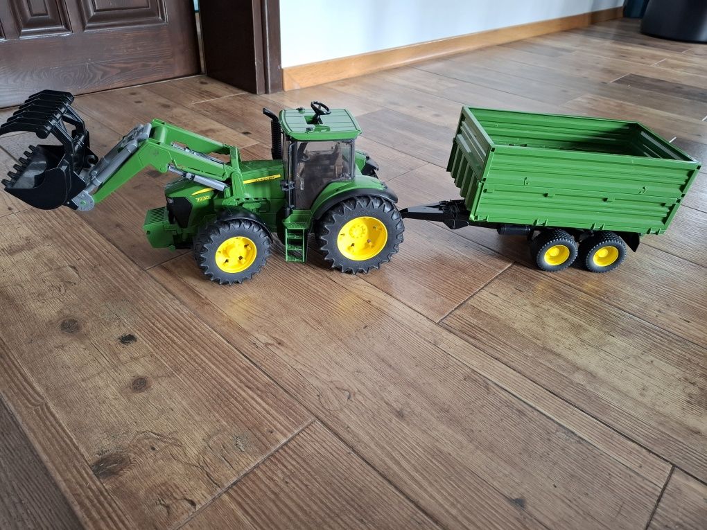 Traktor z turem John deere i przyczepą Bruder