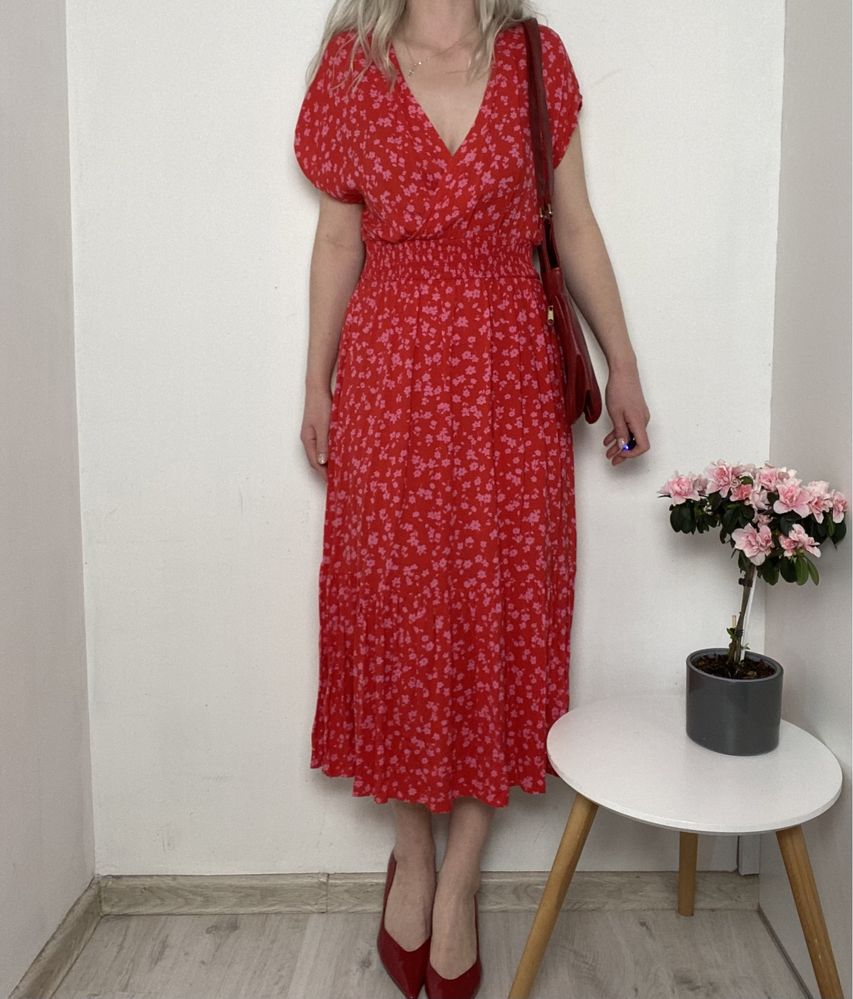 Czerwona wiosenna sukienka w różowe kwiaty