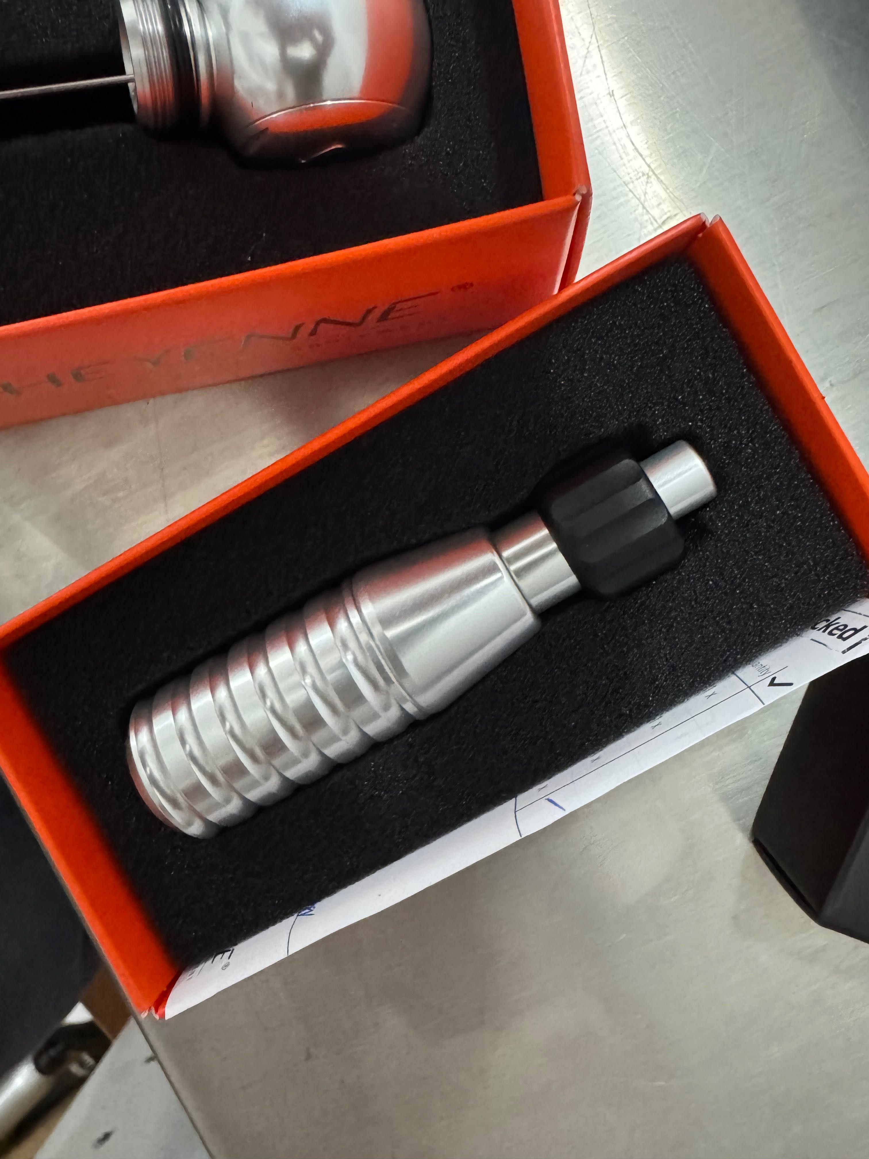 Máquina de tatuagem Cheyenne Thunder mais fonte alimentação Piranha