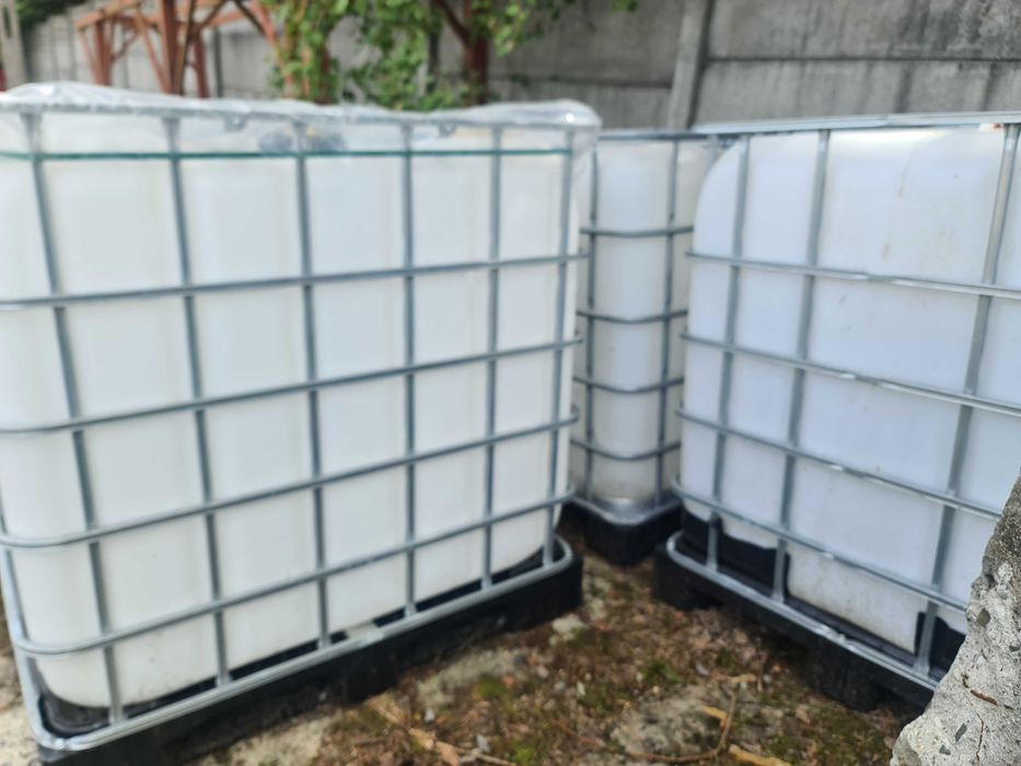 Mauzer 1000 l na plastikowej palecie.