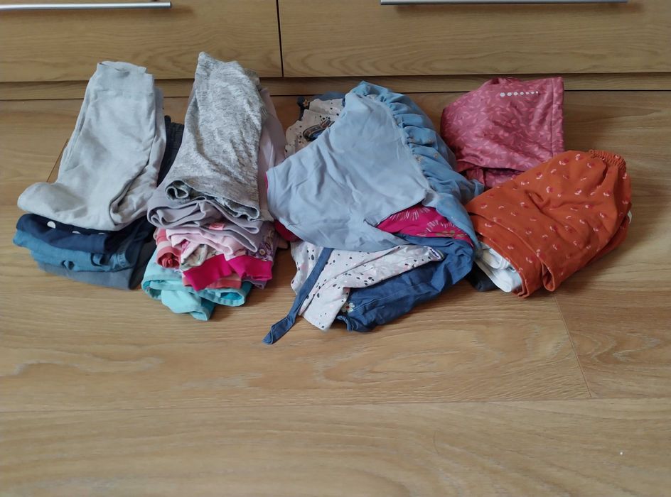 Zestaw (27 sztuk) ubrań jesienno-zimowych dla dziewczynek 110-116