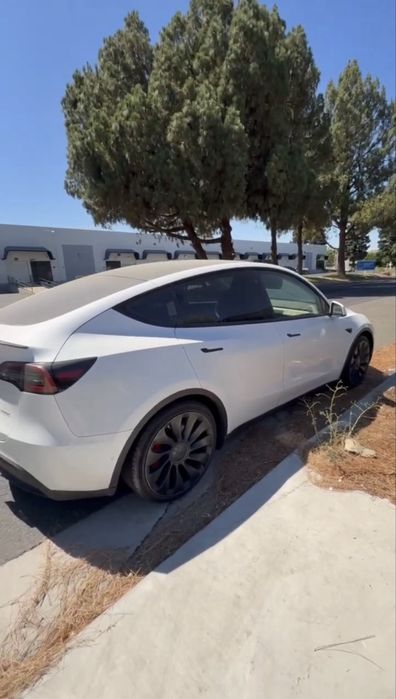 Tesla model Y 82kw dual motor Perfomance