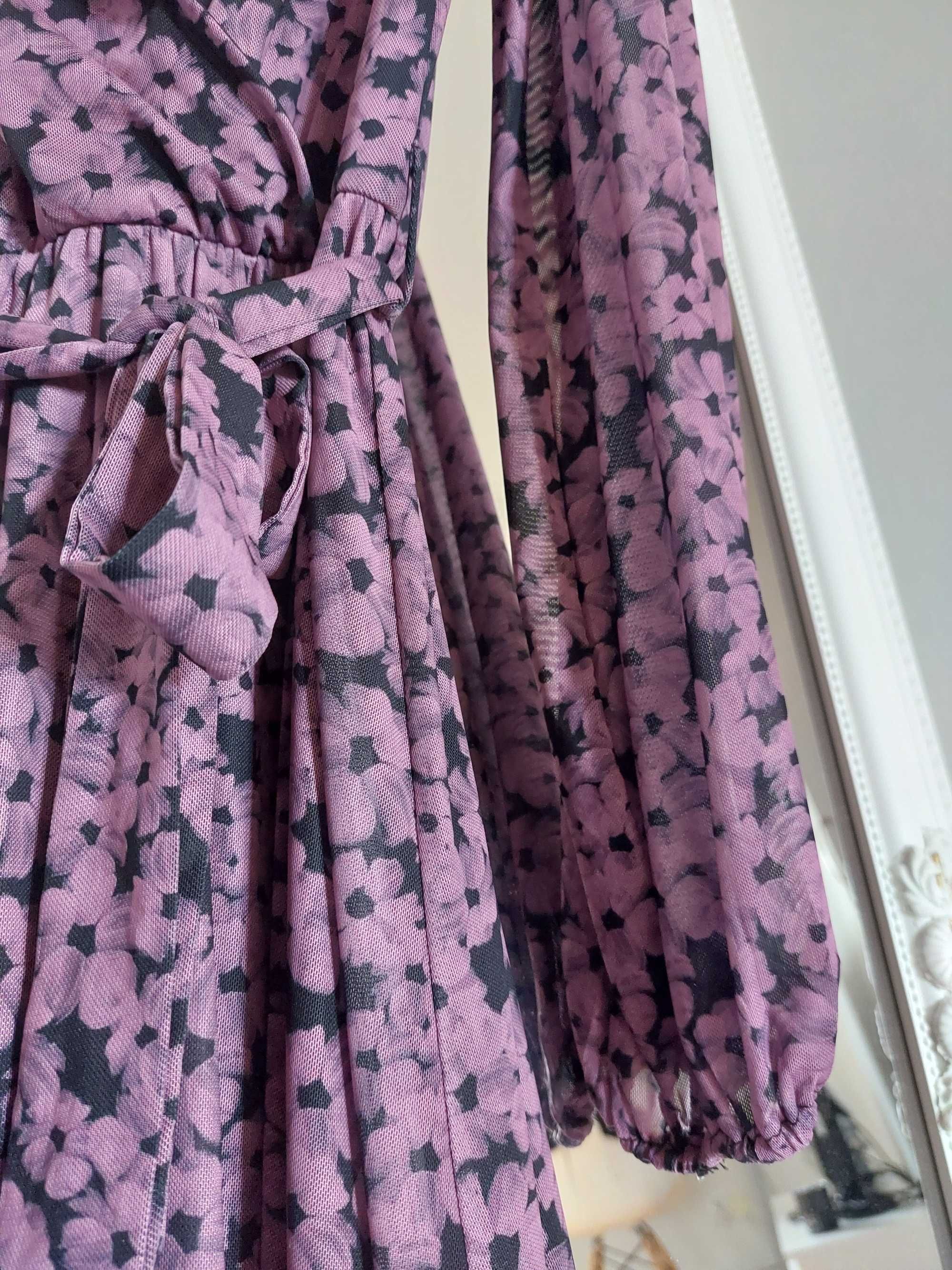 Fioletowa sukienka w kwiaty