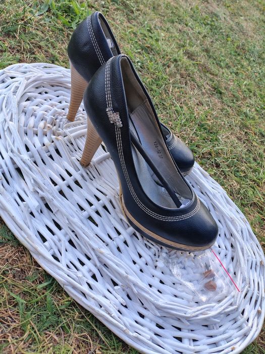 Buty na szpilce z przeszyciami