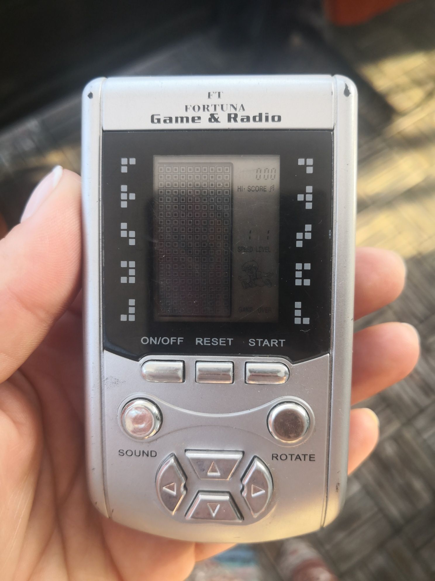 Gra elektroniczna tetris z radyjkiem