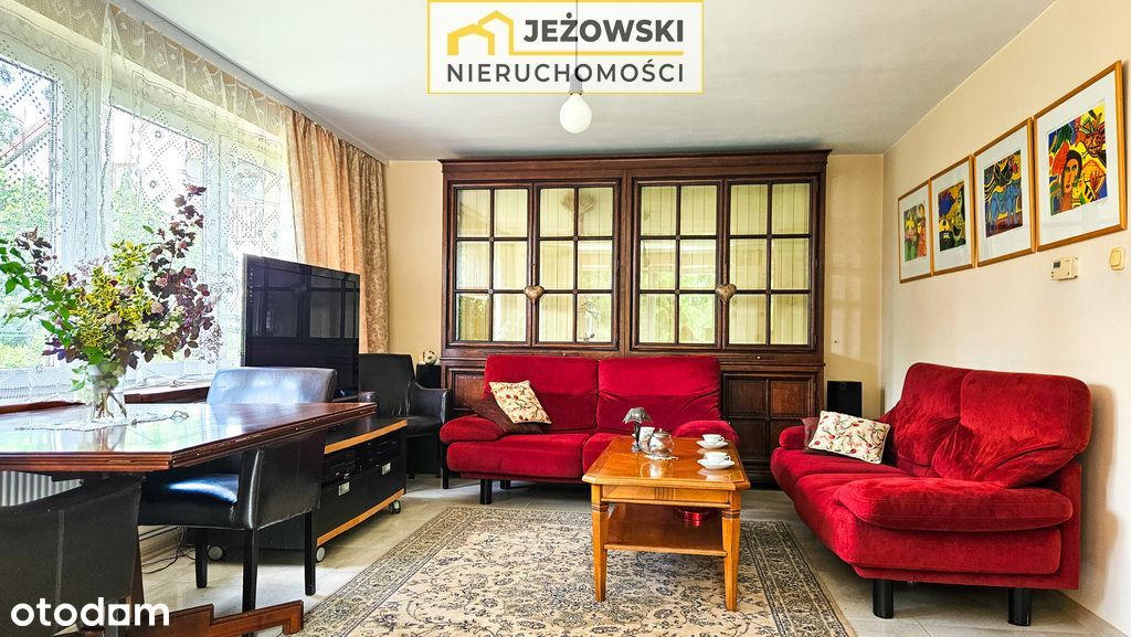 Dom z garażem i dużym ogrodem w Janowcu nad Wisłą.