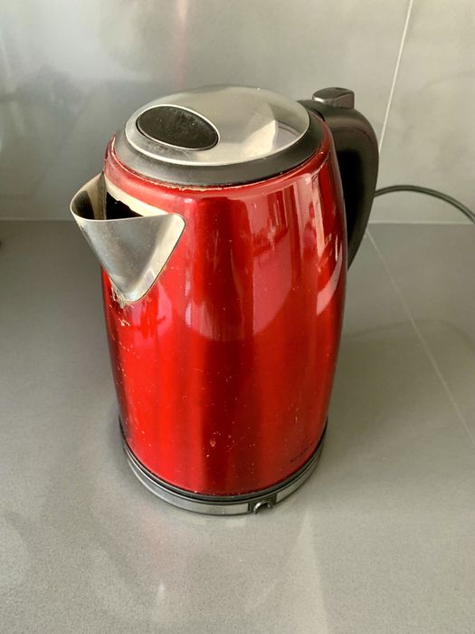 Chaleira vermelha 1,7L