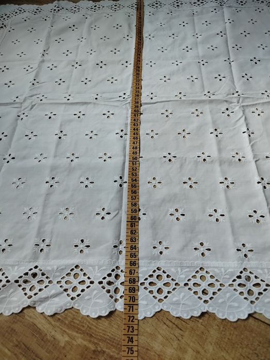 Biały haftowany obrus na stoliczek