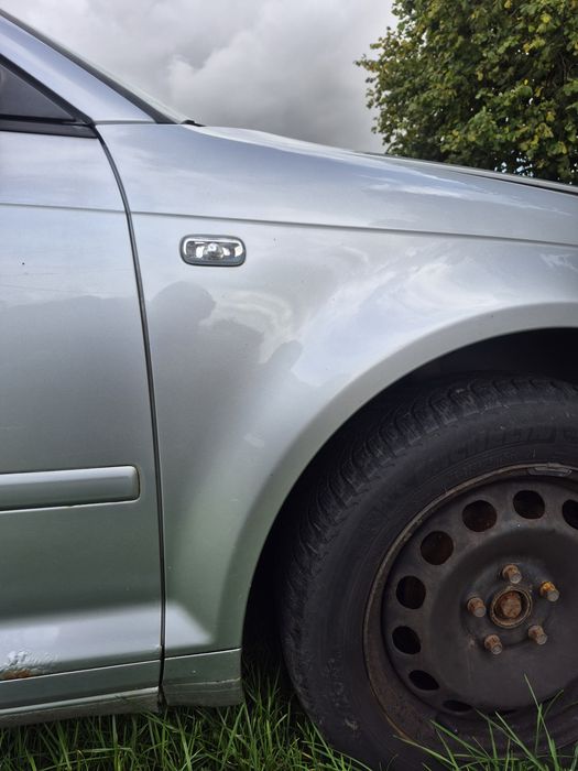 Błotnik prawy audi a3 8p kolor LY7W