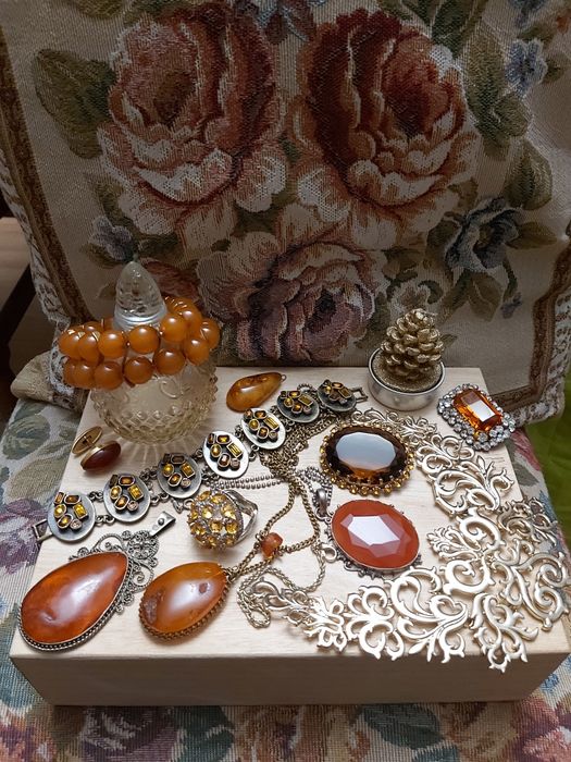 Броши,кольца ,колье ,браслеты.Янтарь.Винтажная бижутерия
