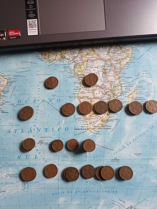 Lote de 40 de moedas de $20 e $10 em bronze