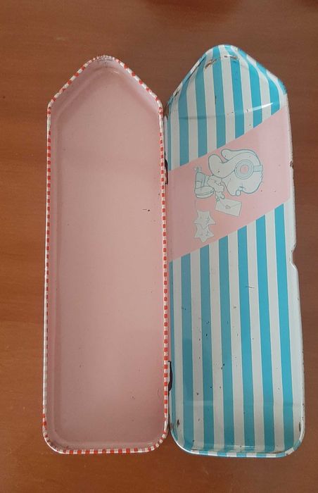 Estojo de lata em forma de lapis, dos anos 80