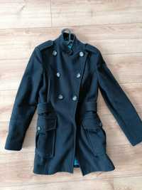 Czarny płaszcz Sisley S