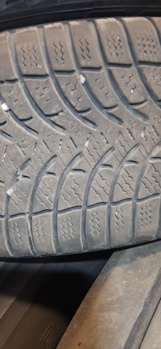 Зимова резина 225.50.р17 .20 року.